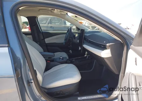 2023 Ford Mustang Mach-E Premium z USA, uszkodzony, nr VIN 3FMTK3R72PMB02489